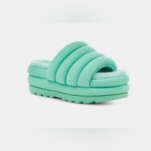 UGG green puffy cushioned sheepskin platform‎ Maxi Slides size 9 brand new